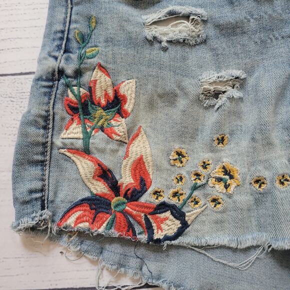Blank NYC Size 28 Floral Embroidered Hiker Cutoff Jean Shorts Boho Festival - Picture 2 of 9